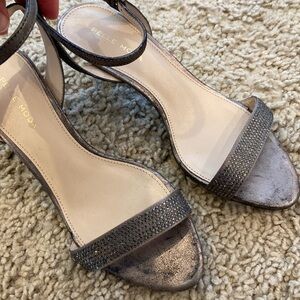 Pelle Moda gray silver taped shimmer vintage leather look. Rhinestones. Size 7